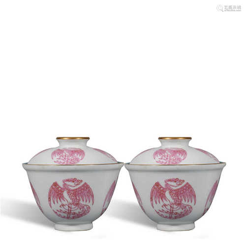 A pair of bowls with rouge and phoenix pattern in Qianlong o...