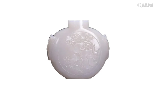 HETIAN JADE SNUFF BOTTLE CARVED WITH LIONS