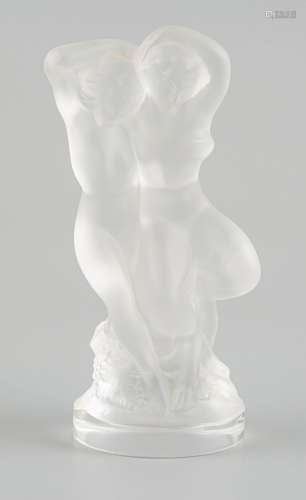勒内-拉利克（1860-1945）。代表动物和裸体女人拥抱的镇纸。以白色缎...