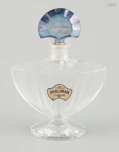 BACCARAT：巴黎娇兰的Shalimar淡香水瓶。