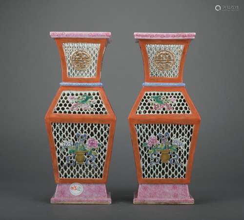 A pair of Wu cai vase