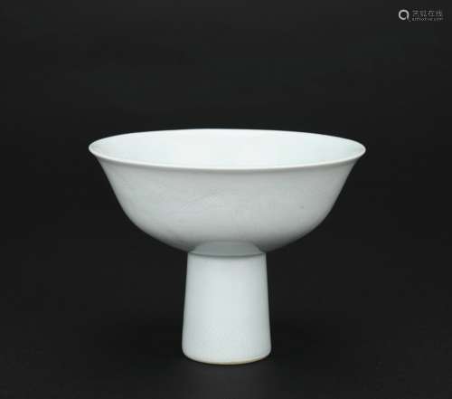 A white glaze high-foor bowl with dragon pattern
