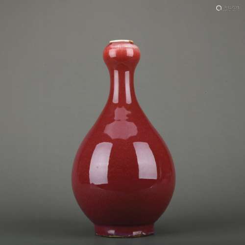 A red glazed garlic-head vase