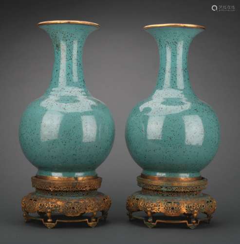 A pair of monochromatic glazed vase