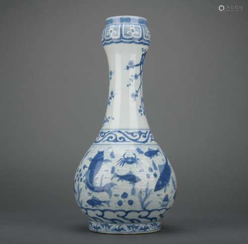 A blue and white 'fish and algae' garlic-head vase