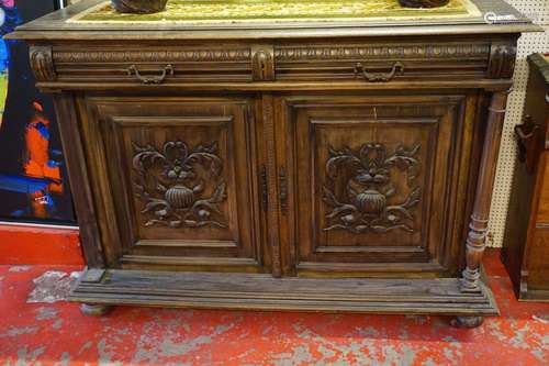 DRESSOIR IN HENRY II STIJL