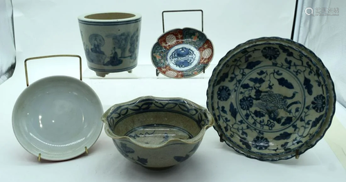 A collection of Chinese porcelain items planter, dishes