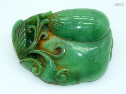 A Chinese carved Jade boulder of a fruiting pod 7,5 cm.