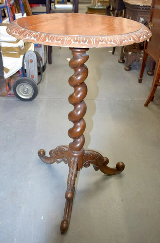 AN OAK OCCASIONAL TABLE. 73 cm x 44 cm.