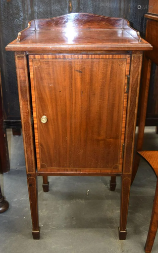 AN EDWARDIAN MAHOGANY BEDSIDE CABINET. 83 cm x 41 cm x