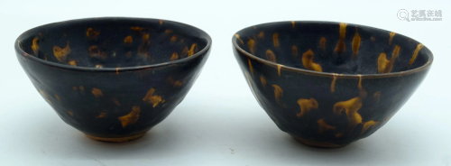 Two Chinese Hares foot bowls 11 x 6cm (2).