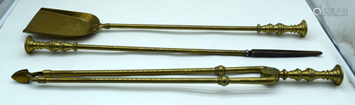 A set of brass fire irons .66cm (3).