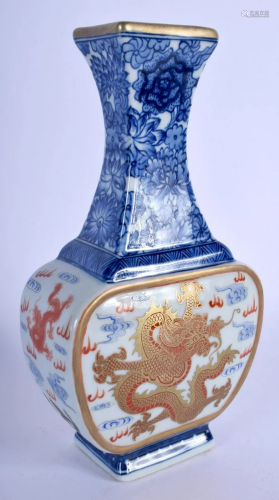 A CHINESE BLUE AND WHITE PORCELAIN DRAGON VASE 20th