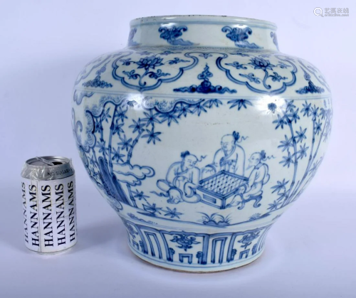 A LARGE CHINESE BLUE AND WHITE PORCELAIN JARDINIERE
