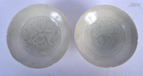 A PAIR OF EARLY CHINESE PALE GREEN GLAZED SCALLOPED