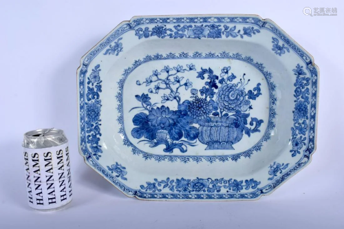 A LARGE 18TH CENTURY CHINESE EXPORT BLUE AND WHITE