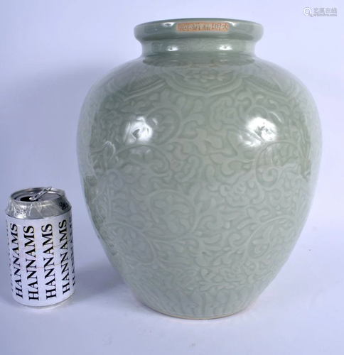 A RARE LARGE 18TH/19TH CENTURY CHINESE CELADON BULB…