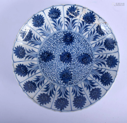 A LATE 17TH CENTURY CHINESE BLUE AND WHITE SCALLOP…