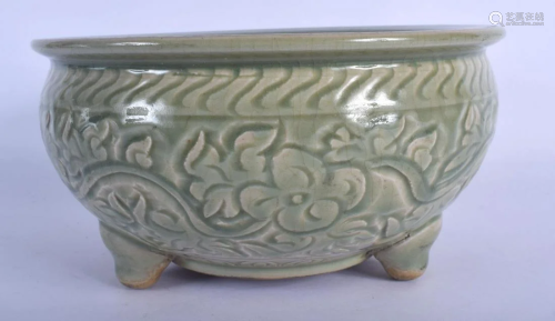 A 19TH CENTURY CHINESE LONGQUAN CELADON MOULDED C…