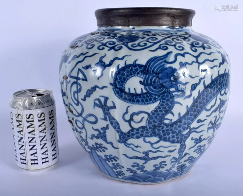 A CHINESE QING DYNASTY BLUE AND WHITE LOBED PORCELAIN