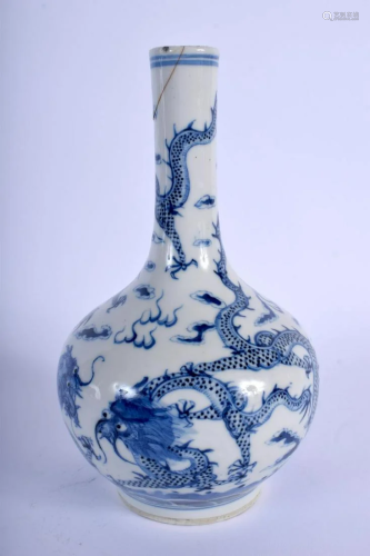A 19TH CENTURY CHINESE BLUE AND WHITE PORCELAIN DRAG…