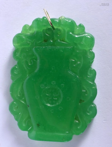 A CHINESE GOLD MOUNTED SPINACH JADE PENDANT 20th