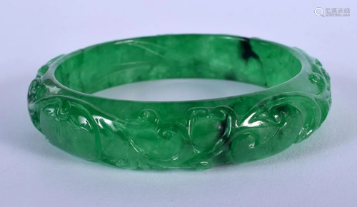 A CHINESE SPINACH JADE BANGLE 20th Century. 7 cm