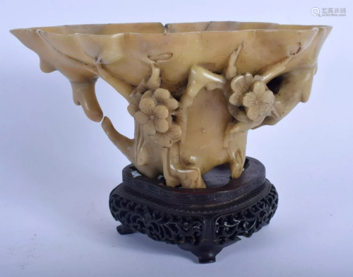 A LATE 18TH/19TH CENTURY CHINESE CARVED SOAPSTONE