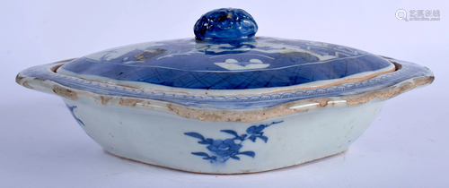 A 19TH CENTURY CHINESE BLUE AND WHITE PORCELAIN TUREEN