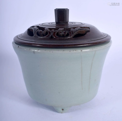 AN 18TH/19TH CENTURY CHINESE GE TYPE CERAMIC CENSER