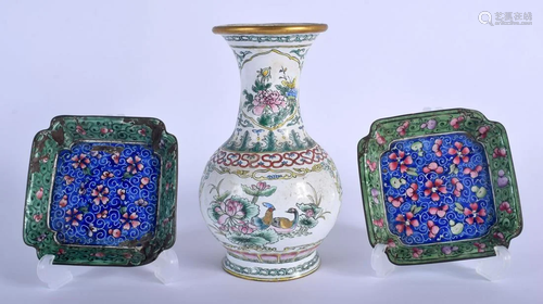 THREE EARLY 20TH CENTURY CHINESE CANTON ENAMEL ITEMS.