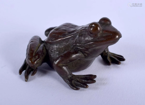 A JAPANESE BRONZE FROG OKIMONO. 4 cm x 2.5 cm.