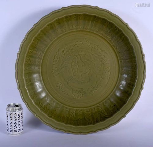 A LARGE 19TH CENTURY CHINESE CELADON BARBED LONG…