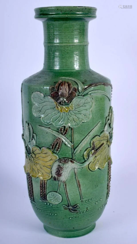 A LATE 19TH CENTURY CHINESE PORCELAIN ROULEAU VASE