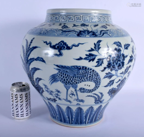 A LARGE CHINESE BLUE AND WHITE PORCELAIN VASE 20th