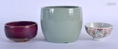 A 19TH CENTURY CHINESE FAMILLE ROSE TEABOWL together