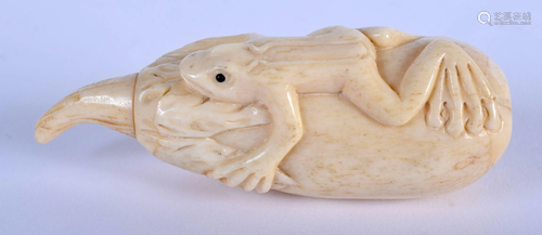 A CHINESE CARVED BONE SNUFF BOTTLE 20th Century. 7.5 cm