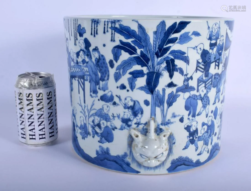 A LARGE 19TH CENTURY CHINESE BLUE AND WHITE PORCEL…