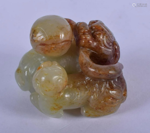 AN EARLY 20TH CENTURY CHINESE CARVED JADE BEAST. 5 cm x