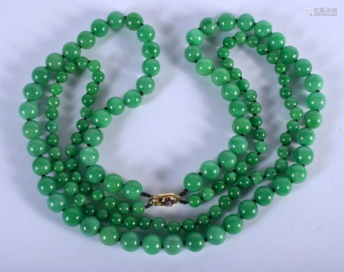 AN 18CT GOLD CARVED GREEN JADEITE NECKLACE 20th