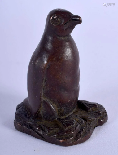 A JAPANESE BRONZE PENGUIN OKIMONO. 6 cm x 4 cm.