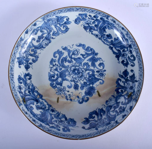 A 17TH CENTURY CHINESE BLUE AND WHITE PORCELAIN DISH