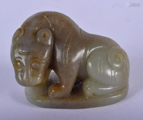 AN EARLY 20TH CENTURY CHINESE GREEN JADE BEAST. 6 cm x