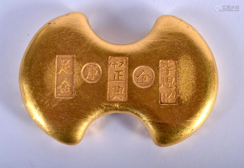 A CHINESE YELLOW METAL INGOT 20th Century. 486 grams.