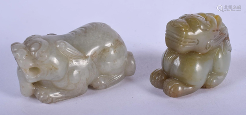 TWO EARLY 20TH CENTURY CHINESE CARVED JADE BEASTS.