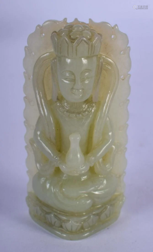 AN EARLY 20TH CENTURY CHINESE CARVED GREEN JADE BUD…