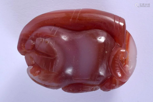 A RARE EARLY 20TH CENTURY CHINESE CARVED AGATE FINGER