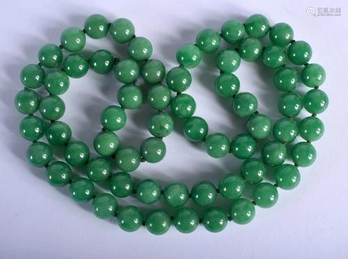 A CHINESE JADEITE NECKLACE 20th Century. 80 cm long,