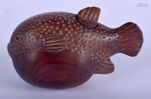 A JAPANESE CARVED BOX WOOD FISH SNUFF BOTTLE AND