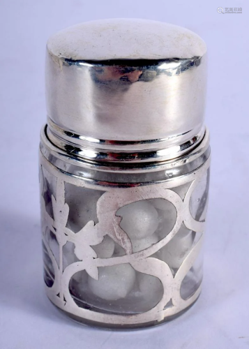 A SILVER AND CLEAR GLASS BOX. 73 grams. 6 cm x 4 cm.